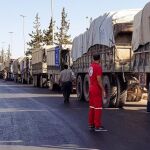 Este convoy de ayuda humanitaria dirigido a la zona de Auram al Kubra fue bombardeado ayer.