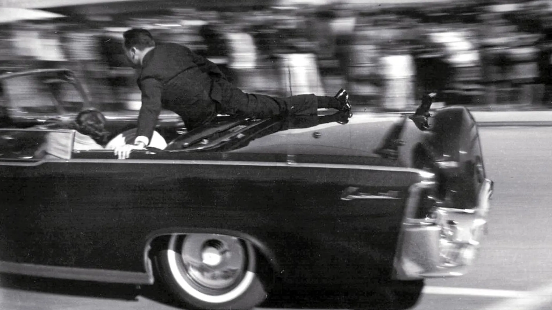 El Lincoln Continental huye a la carrera segundos después del disparo a JFK el 22 de noviembre del 63
