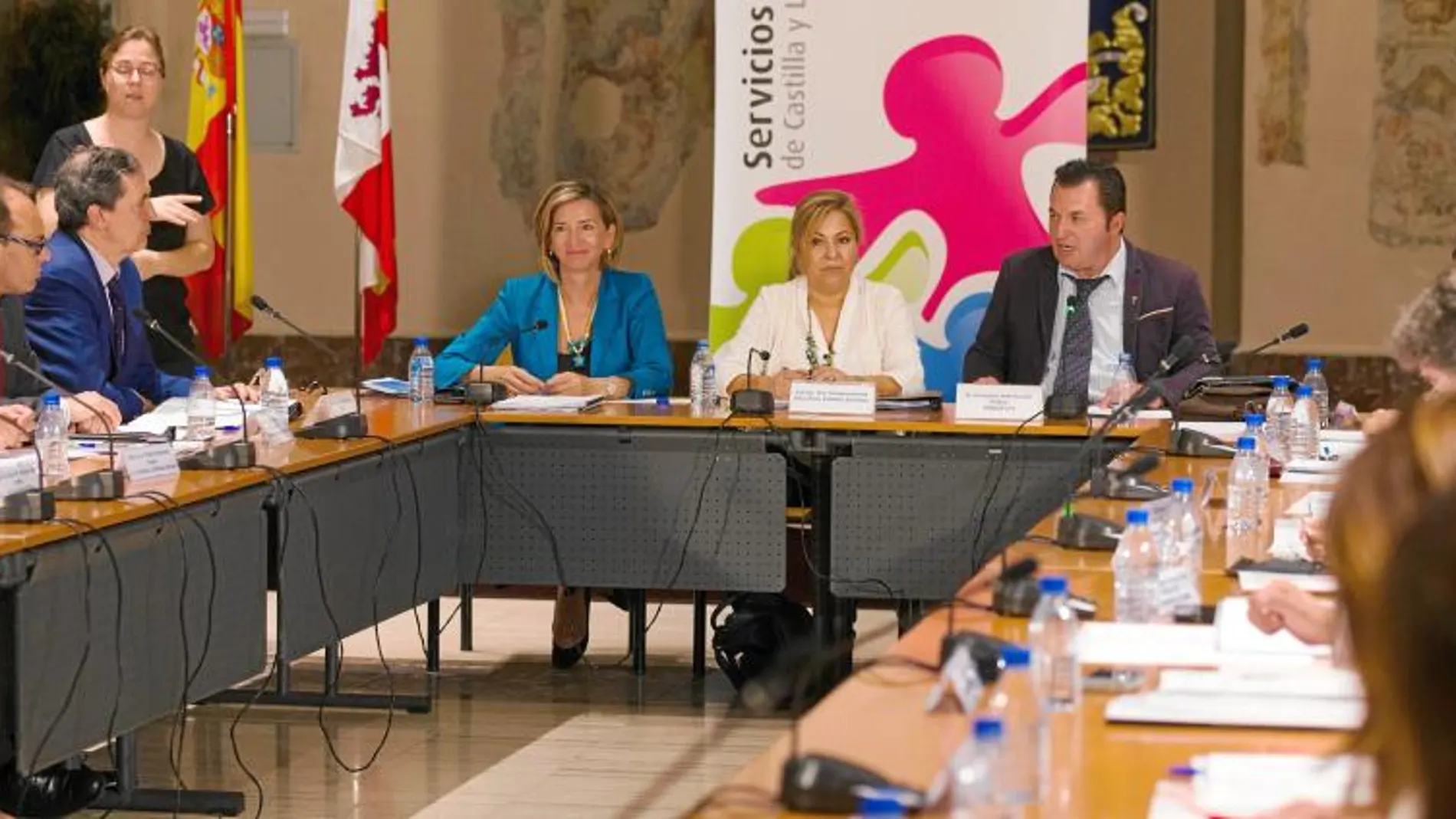 La vicepresidenta Rosa Valdeón presenta la Estrategia acompañada por la consejera de Familia e Igualdad de Oportunidades, Alicia García y el presidente de Cermi, Francisco Sardón