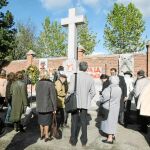 Varias personas reunidas en el Camposanto de los Mártires de Aravaca, que pasaría a llamarse simplemente «Cementerio de Aravaca»