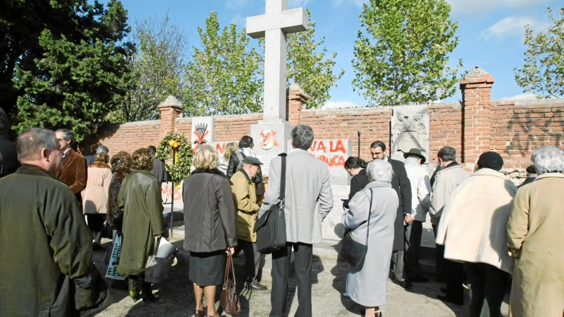 Varias personas reunidas en el Camposanto de los Mártires de Aravaca, que pasaría a llamarse simplemente «Cementerio de Aravaca»