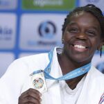 La judoca española María Bernabéu celebra en el podio