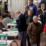 Varias personas acuden a un colegio de Córdoba para ejercer su derecho al voto