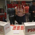 Preparativos en la sede del PSOE en Ferraz para la jornada electoral del domingo