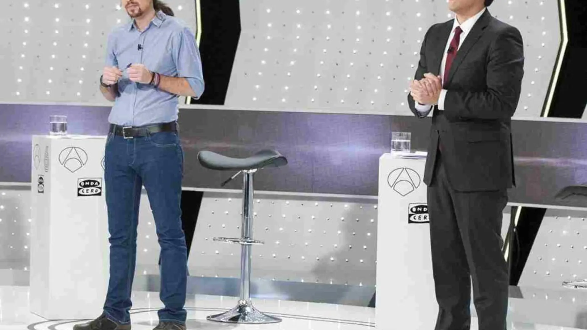 Pablo Iglesias y Albert Rivera durante el debate televisivo celebrado en los estudios de Antena 3 en Madrid.
