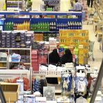 Cataríes acuden a un supermercado para comprar alimentos ante el temor de un posible desabastecimiento.