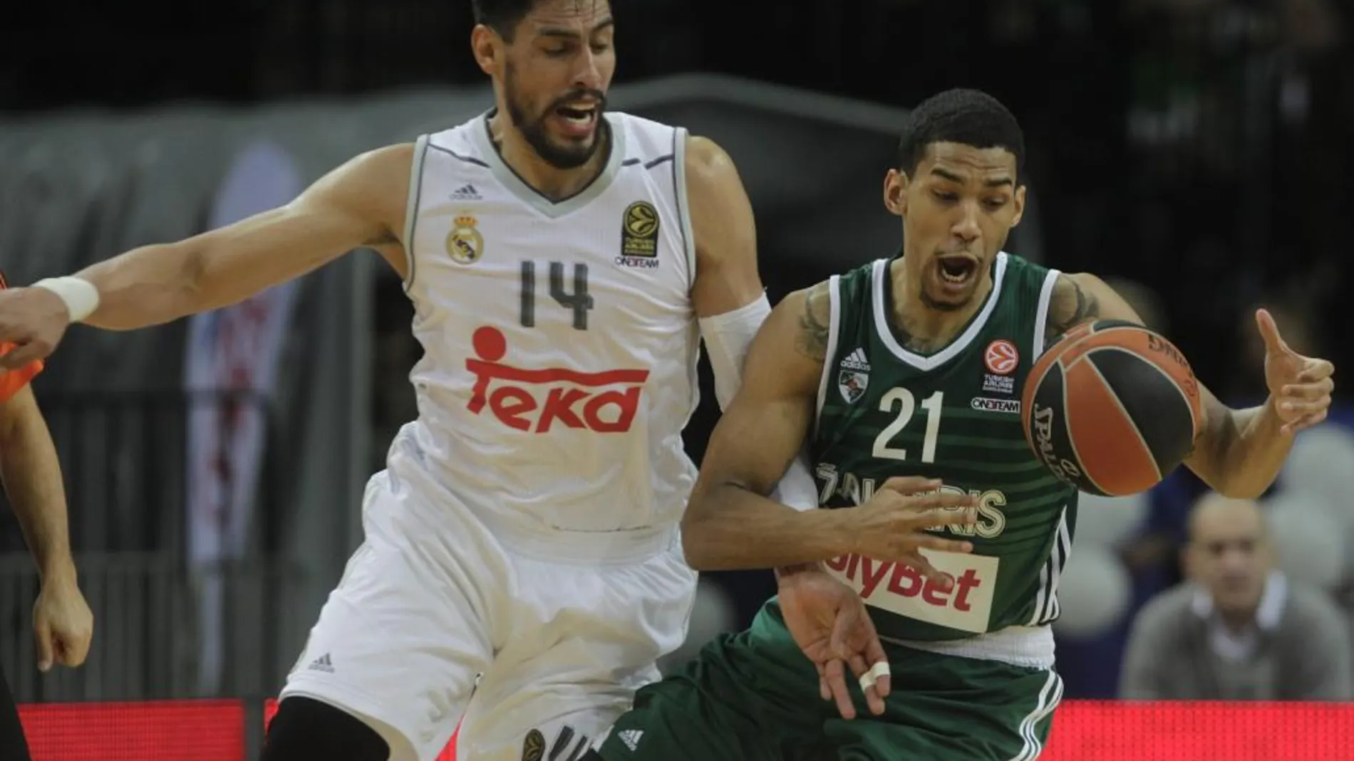 El jugador del Real Madrid Gustavo Ayón pelea por el control del balón con el jugador del Zalgiris Kaunas Oliver Hanlan