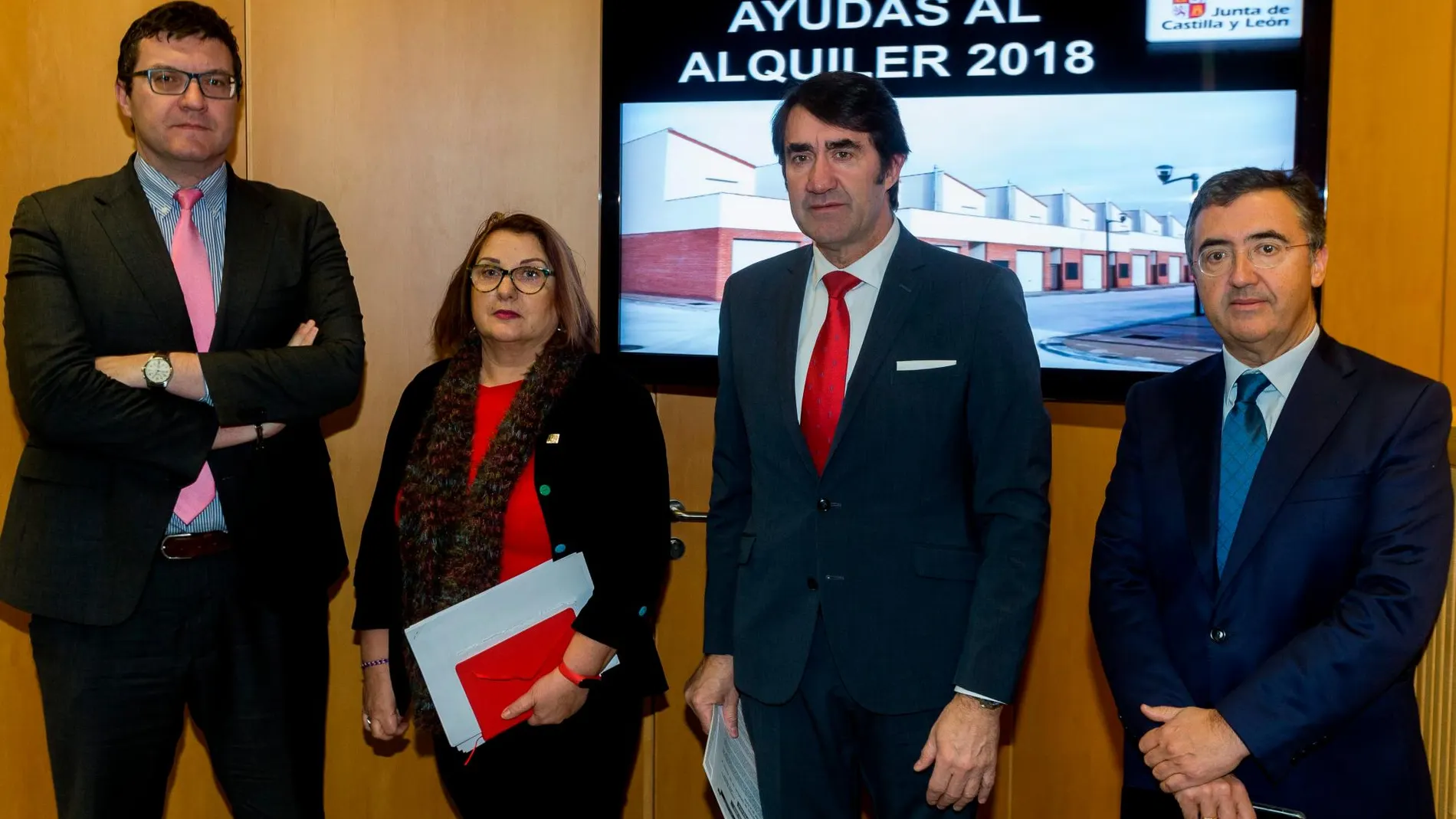 El consejero de Fomento y Medio Ambiente, Juan Carlos Suárez-Quiñones, presenta la resolución de las ayudas al alquiler