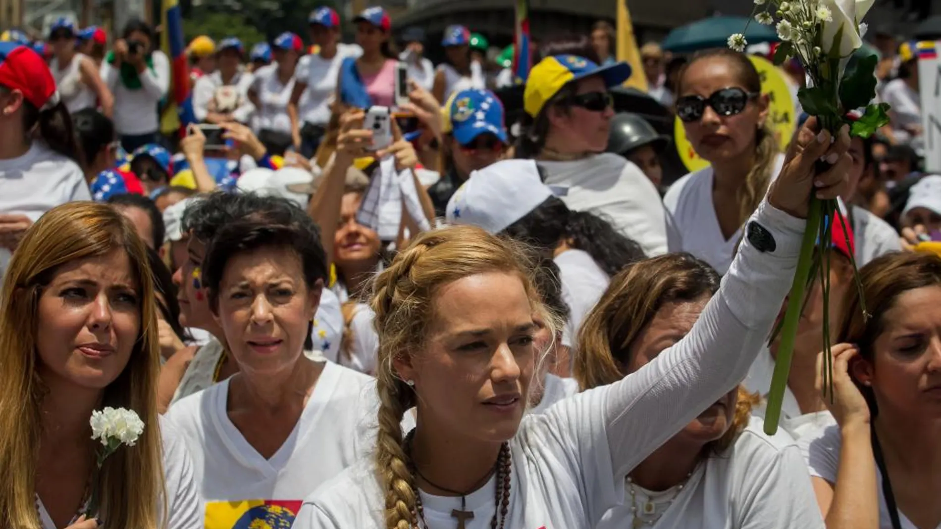 Lilian Tintori junto a la madre de López, Antonieta Mendoza, en una manifestación en Caracas