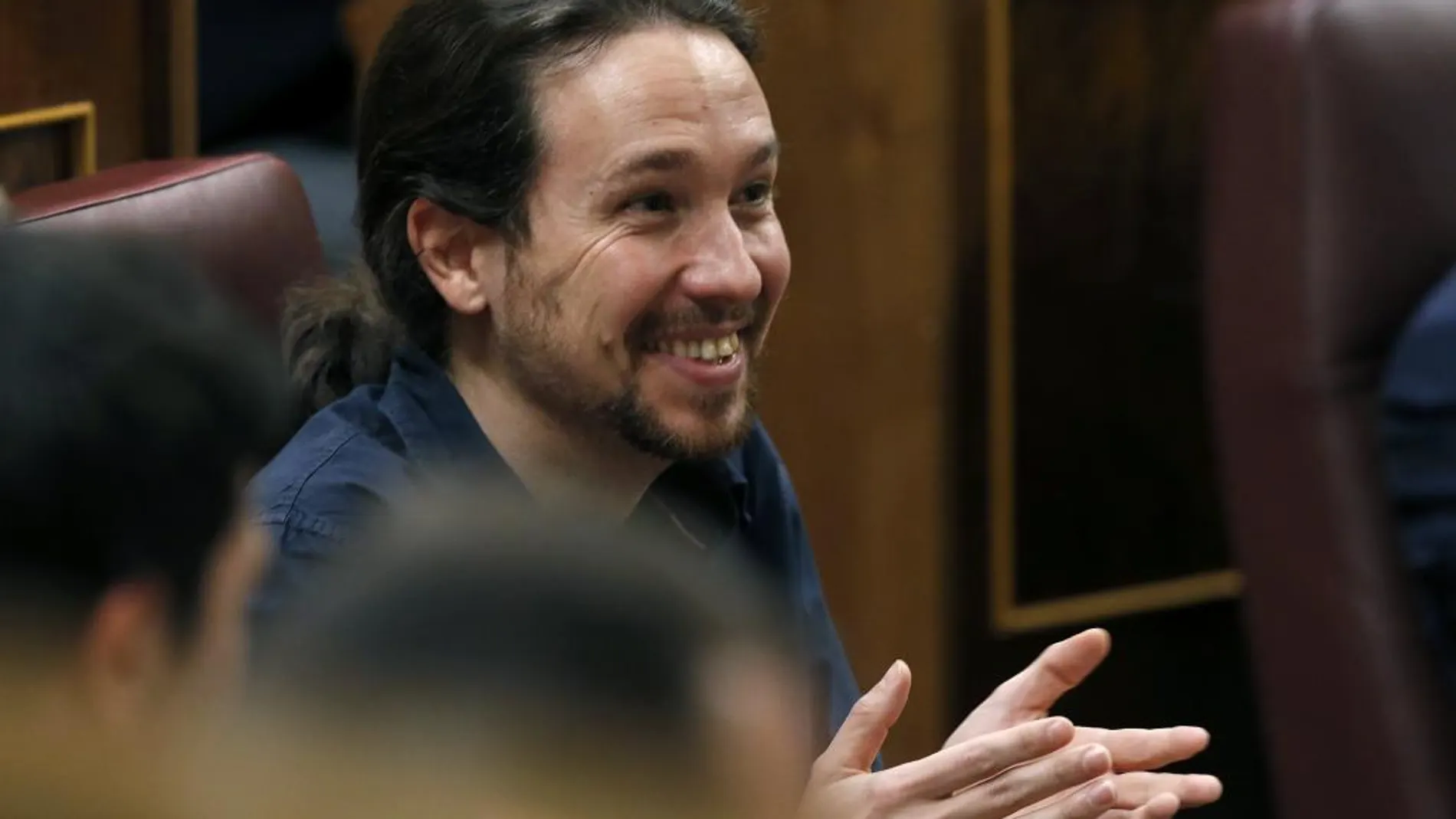 El líder de Podemos, Pablo Iglesias, se ríe de una de las propuestas de Pedro Sánchez