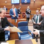El presidente Herrera bromea con De Santiago-Juárez, en presencia de Juan José Sanz Vitorio, ayer en el Pleno