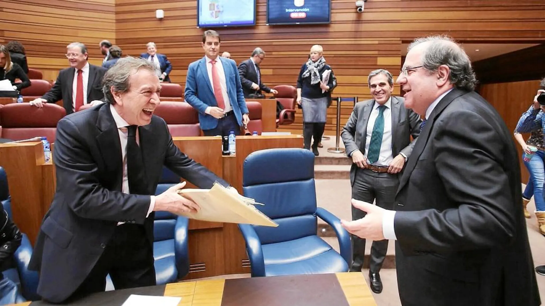 El presidente Herrera bromea con De Santiago-Juárez, en presencia de Juan José Sanz Vitorio, ayer en el Pleno