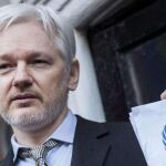 Assange, con el documento de la ONU que dictaminaba que su detención era «arbitraria».