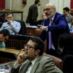 Francisco Serrano durante la intervención de su compañero Alejandro Hernández en el Parlamento andaluz / Foto: Manuel Olmedo