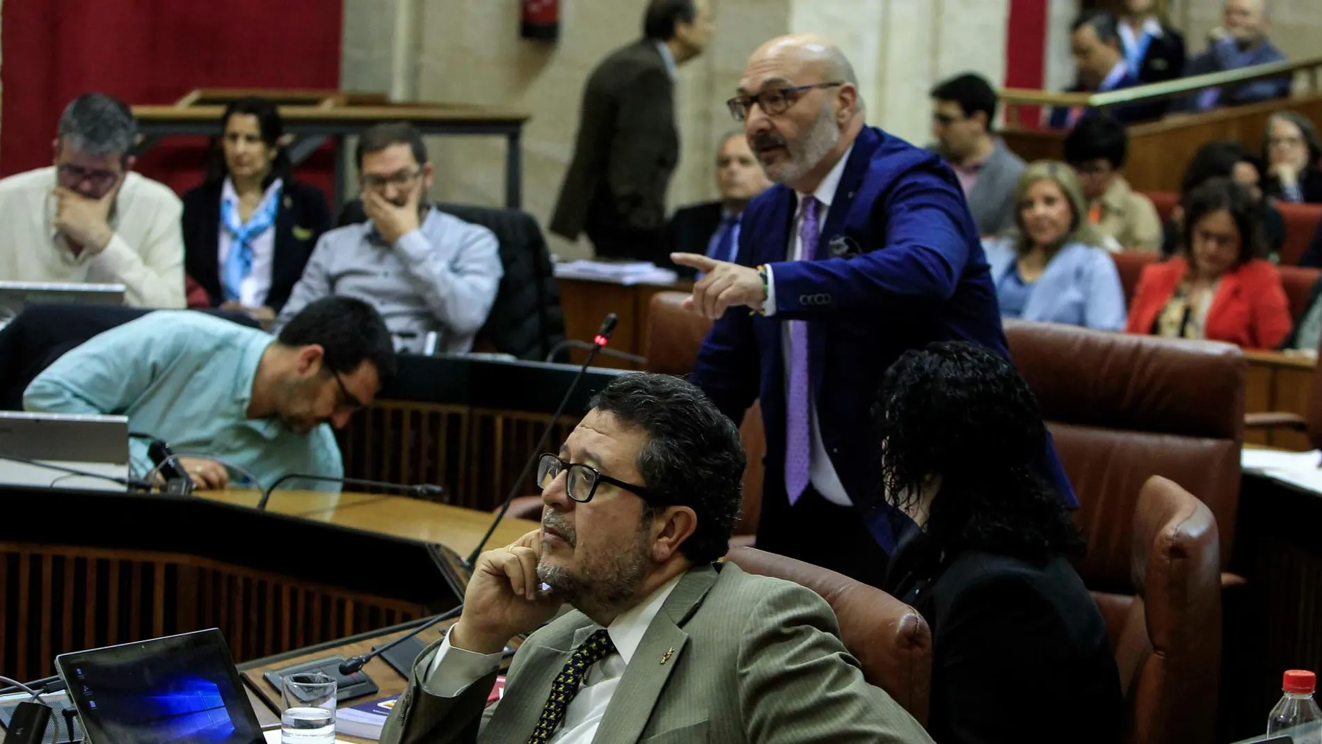 Francisco Serrano durante la intervención de su compañero Alejandro Hernández en el Parlamento andaluz / Foto: Manuel Olmedo