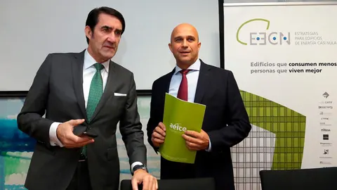 El consejero Suárez-Quiñones inaugura la jornada junto a Ricardo Fortuoso, presidente de Aeice, ayer en Valladolid