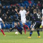 El jugador del FC Basilea Renato Steffen cae al suelo junto a Steven N'Zonzi, del Sevilla FC