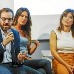 De izda. a dcha., César González, director de «laSexta Noticias», y las periodistas Cristina Saavedra y Helena Resano