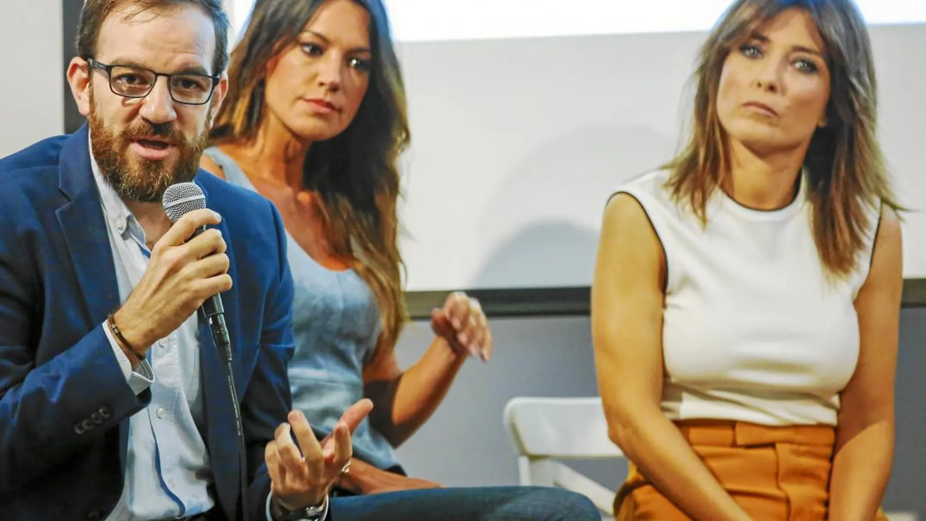 De izda. a dcha., César González, director de «laSexta Noticias», y las periodistas Cristina Saavedra y Helena Resano