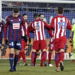 El defensa del Atlético de Madrid Juanfran Torres (2d) celebra con sus compañeros el gol marcado, el segundo del equipo frente al Eibar