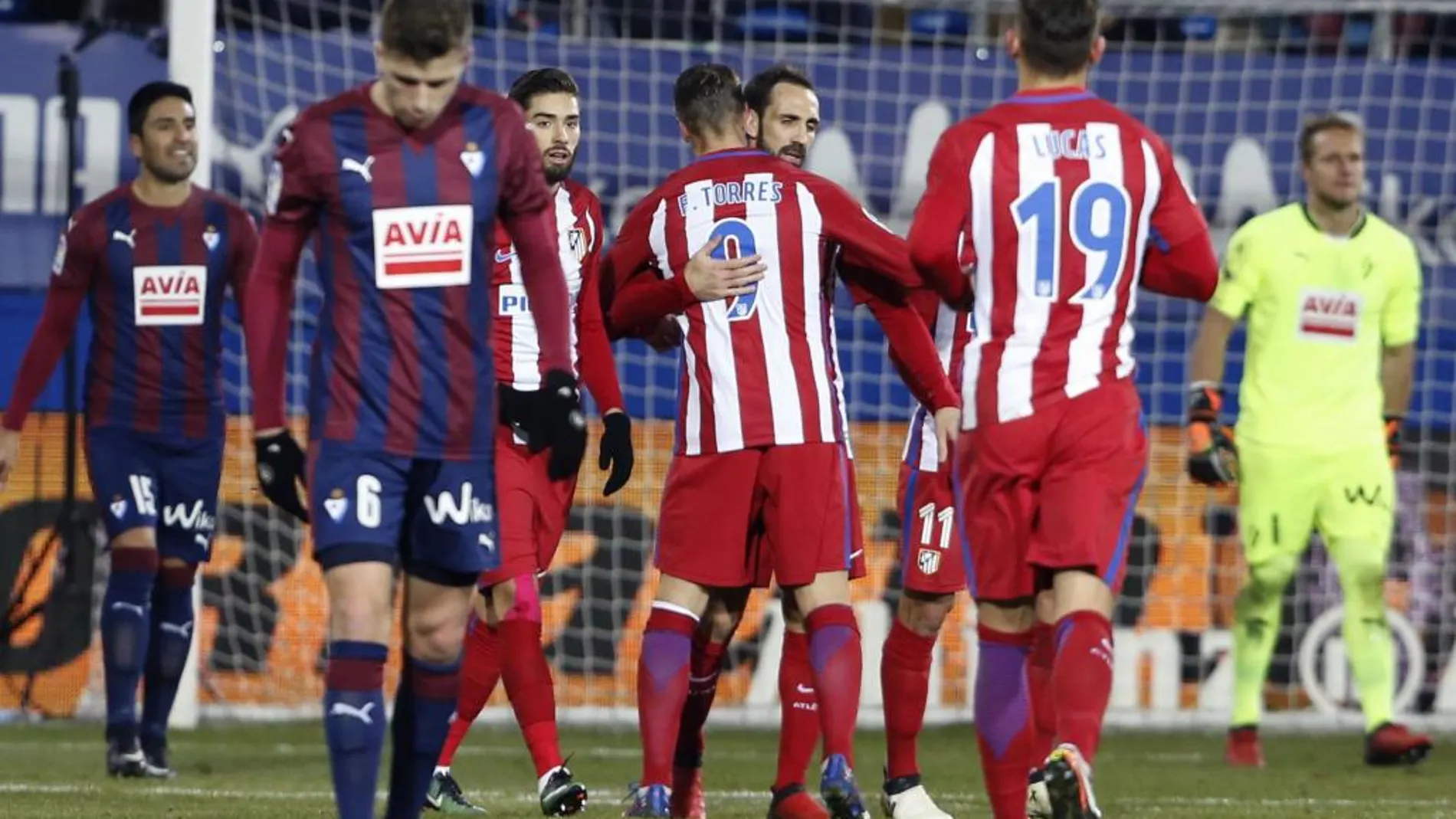 El defensa del Atlético de Madrid Juanfran Torres (2d) celebra con sus compañeros el gol marcado, el segundo del equipo frente al Eibar