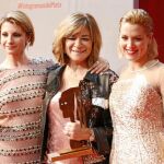 La directora de ficción de Atresmedia, Sonia Martínez (centro), con las actrices Najwa Nimri y Maggie Civantos, recogen el premio a la mejor serie por «Vis a vis» de Antena 3