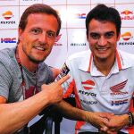 Pedrosa posa con Sete Gibernau, que este año ha pasado a formar parte de su círculo más cercano en el box. Lo mismo sucede con Julito Simón, «centrado a tope» en «cuidar» de Tito Rabat.