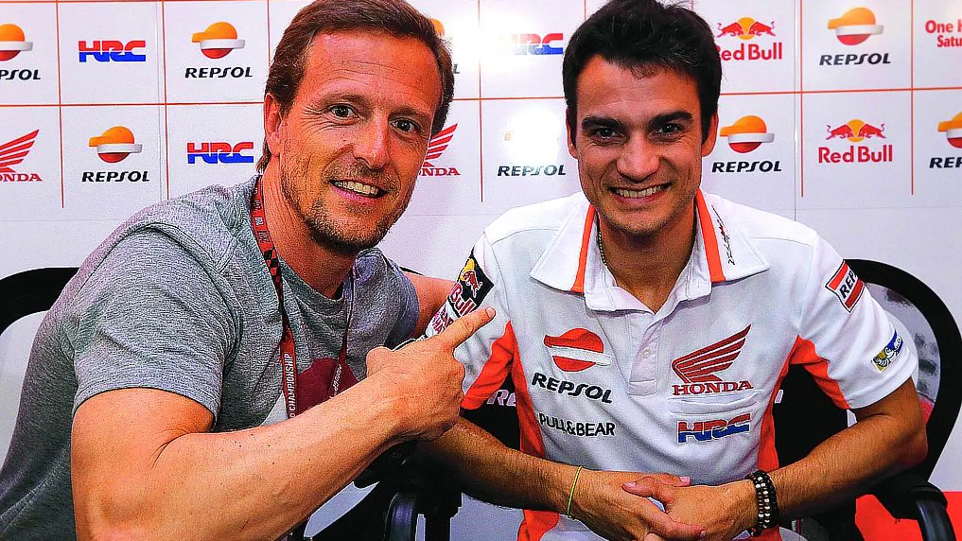 Pedrosa posa con Sete Gibernau, que este año ha pasado a formar parte de su círculo más cercano en el box. Lo mismo sucede con Julito Simón, «centrado a tope» en «cuidar» de Tito Rabat.