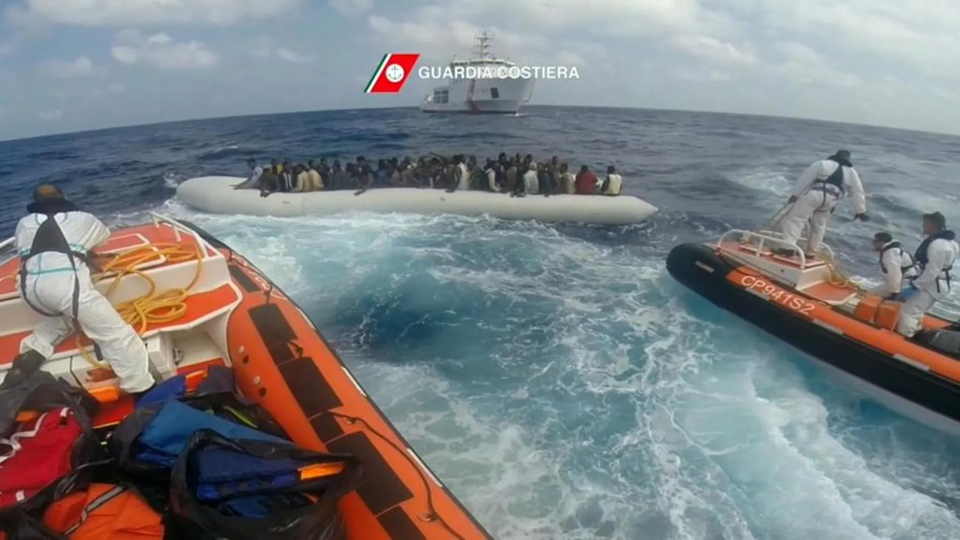 Fotograma facilitado por la Guardia Costera italiana disponible del 13 de septiembre de 2016, que muestra a una operación de rescate organizada por la Guardia Costera en el mar Mediterráneo