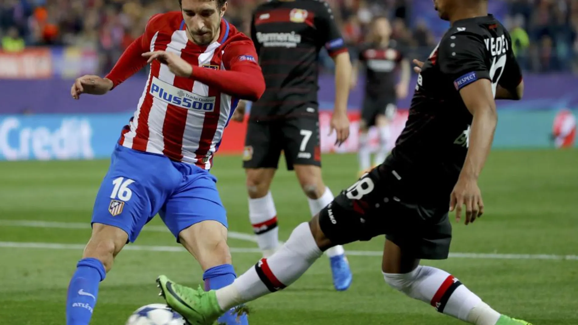 El defensa croata del Atlético de Madrid Sime Vrsaljko y el defensa brasileño del Bayer Leverkusen Wendell Nascimento Borges luchan por el balón