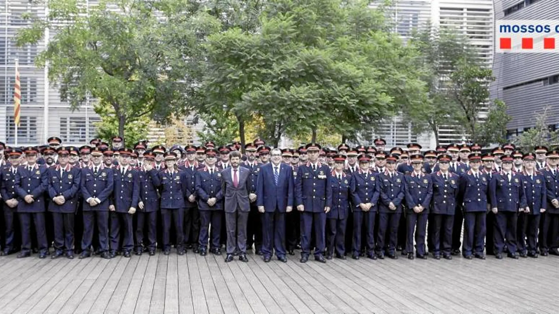 El conseller de Interior, Jordi Jané, y el director general de los Mossos, junto a cargos de la Policía Autonómica