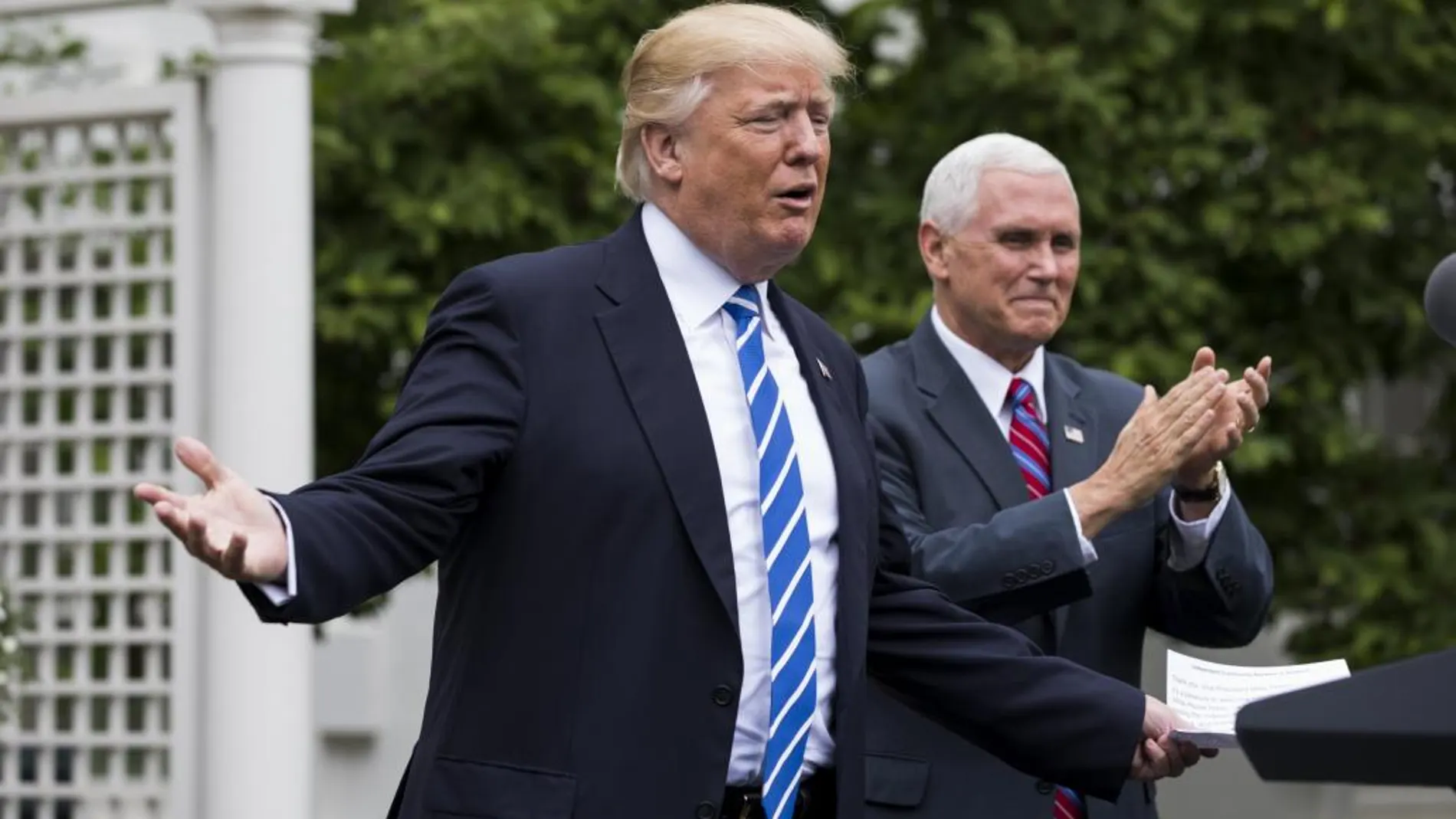 Donald Trump junto al vicepresidente Mike Pence se dirige a la Asociación de Banqueros Independientes en el jardín Kennedy de la Casa Blanca.