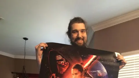 Daniel Fleetwood, posa con el cartel promocional de la saga