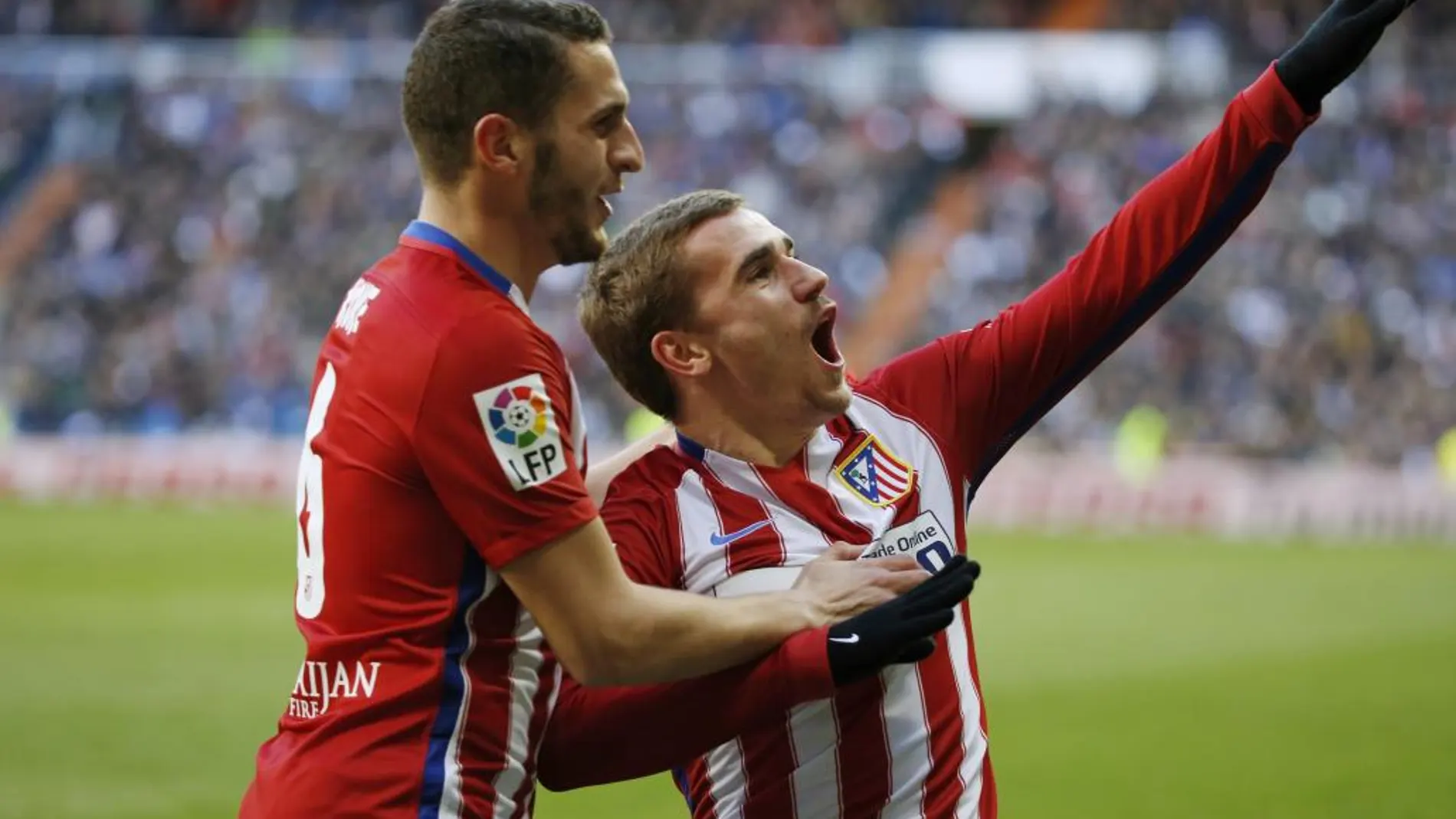El delantero del Atlético de Madrid Antoine Griezmann (d) celebra con su compañero, el centrocampista Koke Resurrección