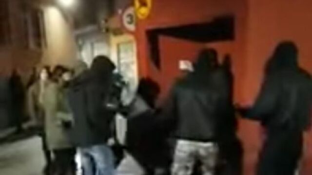 El grupo de jóvenes durante la agresión a la joven