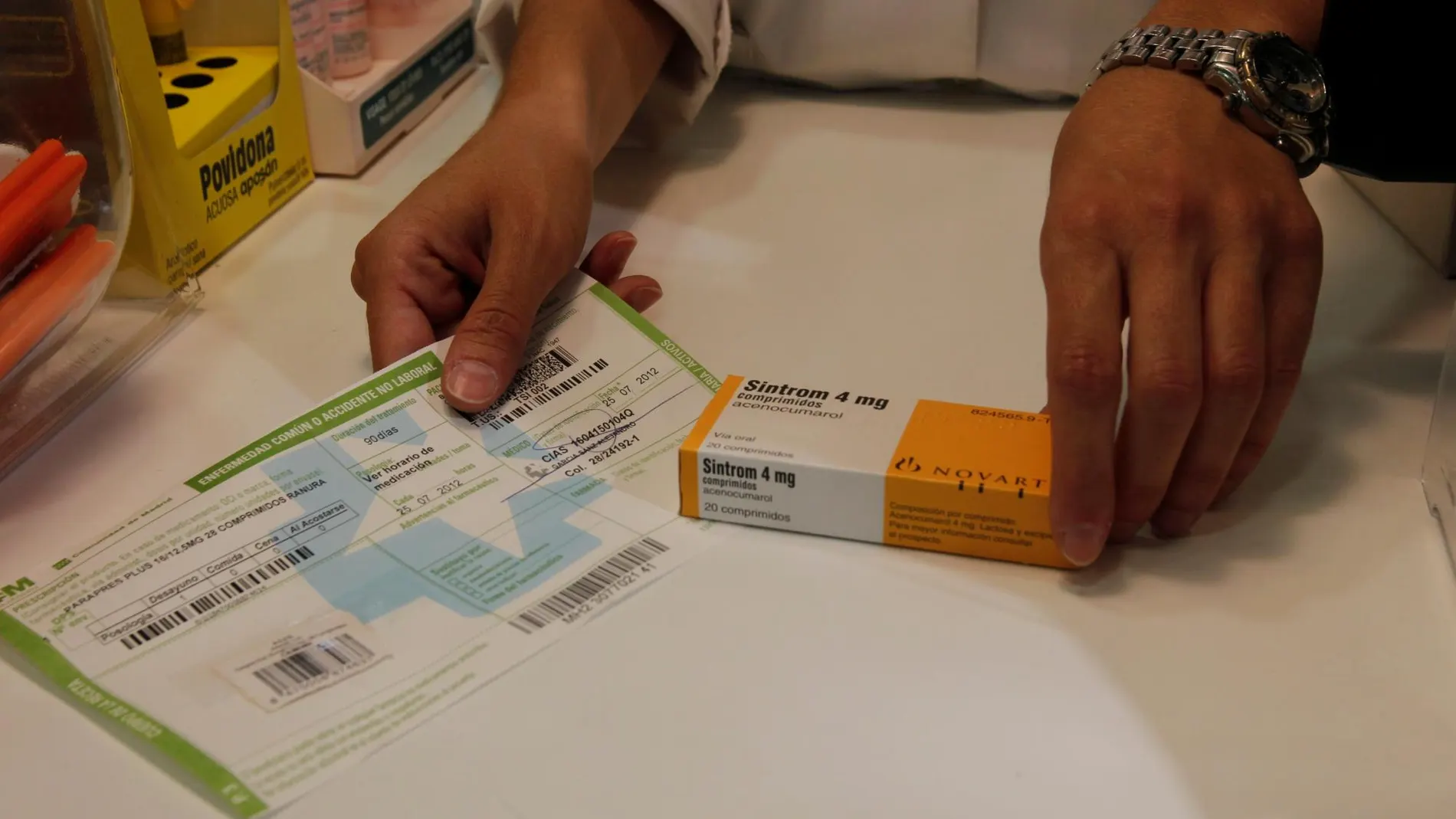 Un paciente acude a la farmacia para comprar Sintrom con receta médica