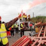 Manifestantes vestidos con chalecos amarillos bloquean el acceso a la refinería de Frontignan, al sur de Francia, ayer