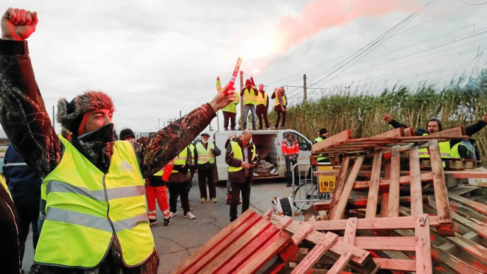 Manifestantes vestidos con chalecos amarillos bloquean el acceso a la refinería de Frontignan, al sur de Francia, ayer