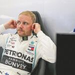 El piloto de Mercedes espera en boxes para salir a pista