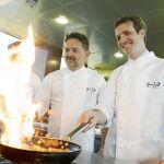 Durante su visita a Zaragoza, el líder del PP, Pablo Casado, cocinó junto al chef Iván Acedo en su restaurante
