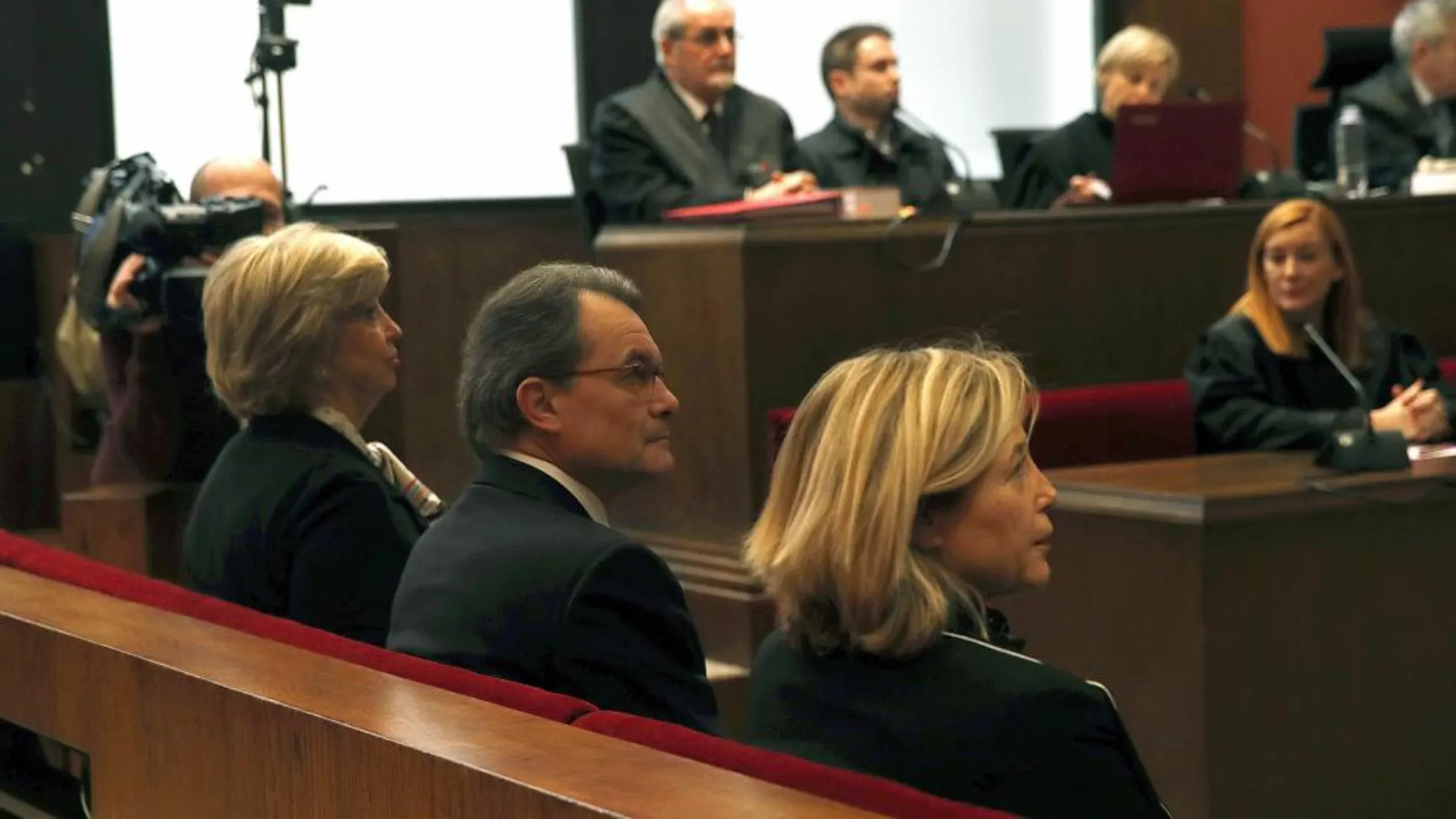 El expresidente Artur Mas (c); la exvicepresidenta Joana Ortega (d), y la exconsellera Irene Rigau (i), durante el juicio en el Tribunal Superior de Justicia de Cataluña (TSJC)