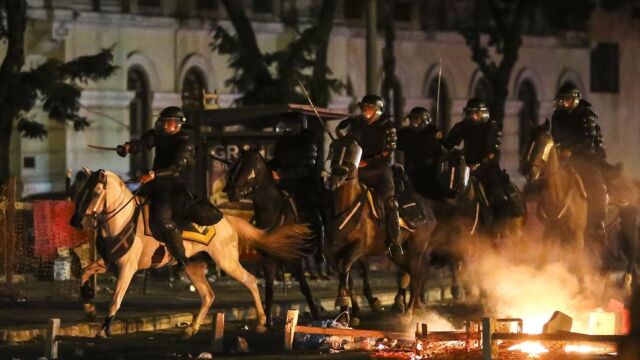 Miembros de la policía brasileña durante los disturbios en una protesta contra el aumento de la tarifa de autobuses en Río de Janeiro.