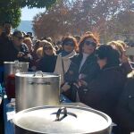 Las mujeres de Patiño elaboraron las tradicionales pelotas o albóndigas de pavo con caldo que se repartieron entre los miles de asistentes al Encuentro de Cuadrillas. LA RAZÓN