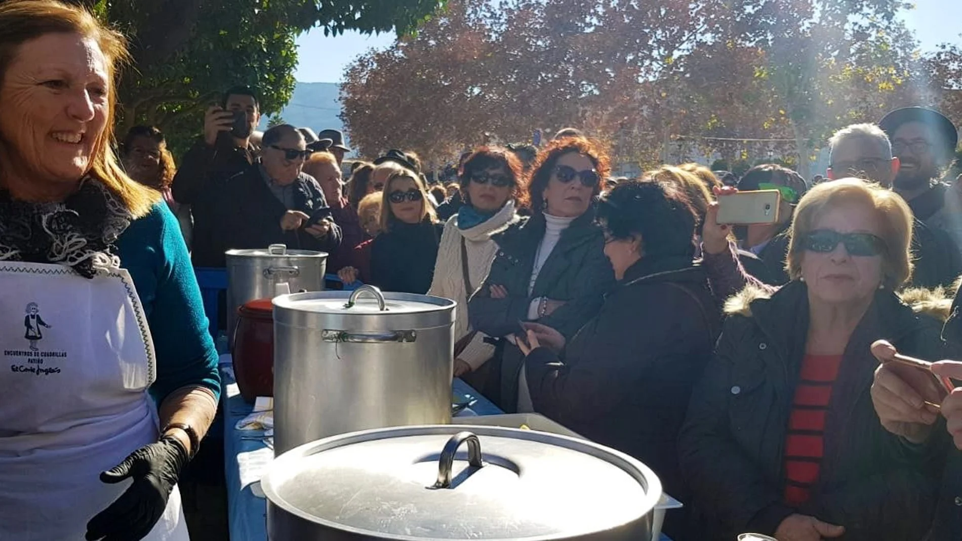 Las mujeres de Patiño elaboraron las tradicionales pelotas o albóndigas de pavo con caldo que se repartieron entre los miles de asistentes al Encuentro de Cuadrillas. LA RAZÓN