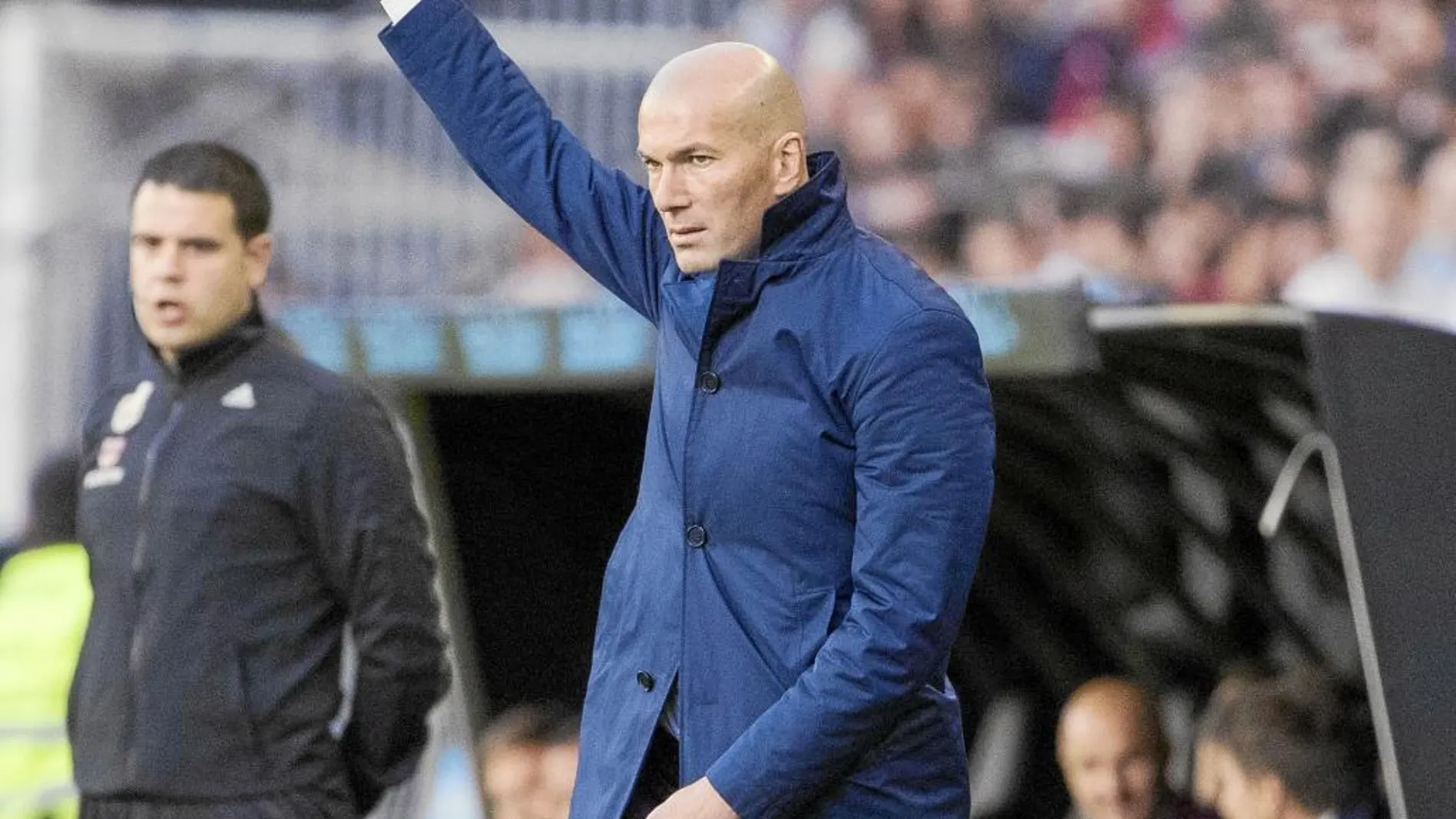 Zidane, con el pulgar hacia arriba en el partido de ayer en Balaídos