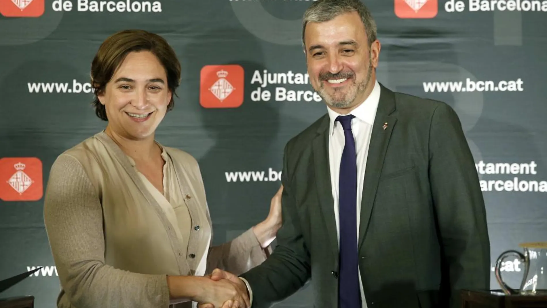 La alcaldesa de Barcelona y líder de BComú, Ada Colau, junto al presidente del grupo municipal del PSC en el Ayuntamiento de Barcelona, Jaume Collboni, el día de la firma del «acuerdo de gobierno de izquierdas para Barcelona»