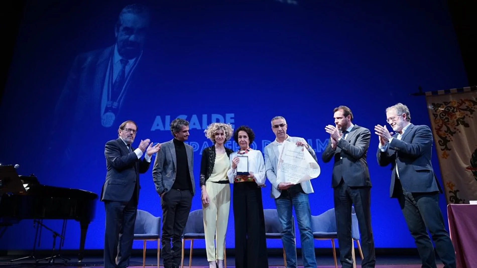 Los familiares de Tomás Rodríguez Bolaños reciben la Medalla de Oro del Ayuntamiento de Valladolid de manos del alcalde Óscar Puente