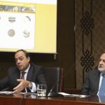 El presidente del TC, Francisco Pérez de los Cobos, y el secretario general del Alto Tribunal, Andrés Gutiérrez, durante la presentación de la nueva página web del tribunal.