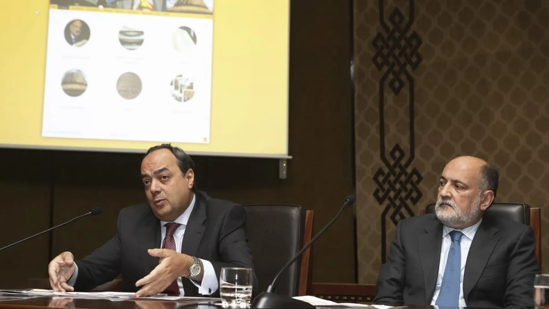 El presidente del TC, Francisco Pérez de los Cobos, y el secretario general del Alto Tribunal, Andrés Gutiérrez, durante la presentación de la nueva página web del tribunal.