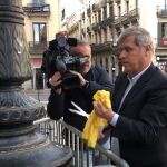 Alberto Fernández corta el lazo amarillo de las farolas de la plaza Sant Jaume